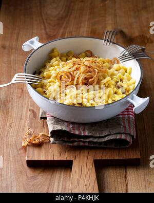 Spätzle fromage doux (nouilles aux œufs de souabe), avec des oignons Banque D'Images