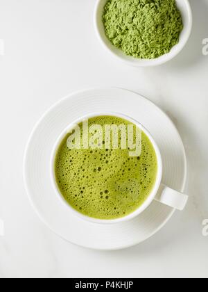 Une tasse de thé matcha et un bol de thé en poudre (voir ci-dessus) Banque D'Images