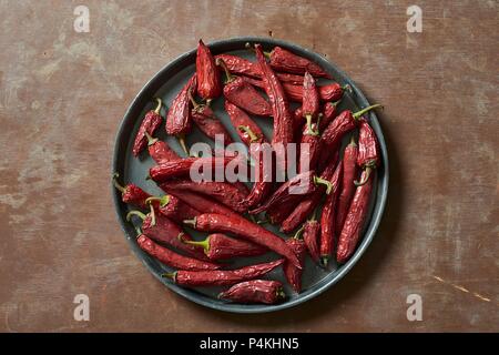 Un plat de piments rouges séchés Banque D'Images