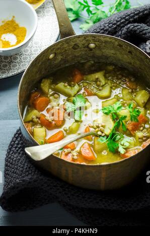 Ragoût de lentilles à la carotte, topinambour, la poudre de cari et lime Banque D'Images