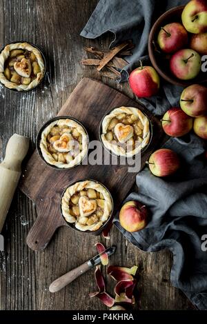 Tartelettes aux pommes décorées de coeurs Banque D'Images