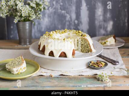 Gâteau au citron et pavot aux pistaches, tranchés Banque D'Images