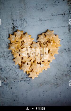 Pasta stars dans une forme de coeur Banque D'Images