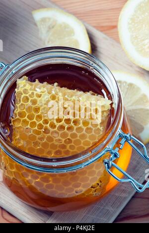 Miel bio grec avec honeycomb dans un bocal en verre Banque D'Images