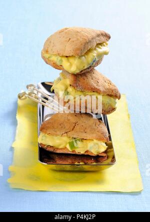 Scones aux herbes avec le fromage et la crème de légumes Banque D'Images