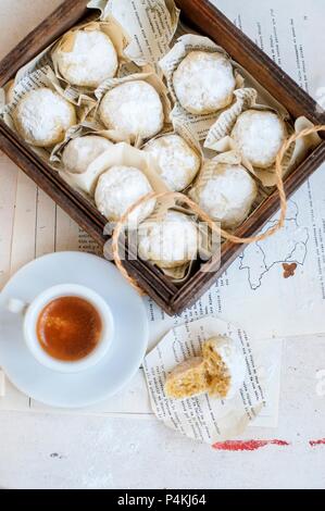 Cookies Noix couvert de sucre glace et servis avec un espresso Banque D'Images