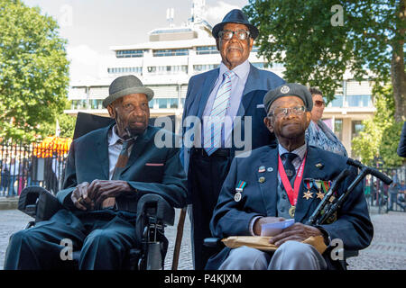 (De gauche à droite) Winston Whyte, John Richards et Allan Wilmot au service d'action de grâce à l'abbaye de Westminster, Londres pour marquer le 70e anniversaire, alors qu'environ 500 Caribéens ont rendu l'Empire Windrush à Tilbury Docks, Essex, à rejoindre l'effort de reconstruction de l'après-guerre, la Grande-Bretagne. Banque D'Images