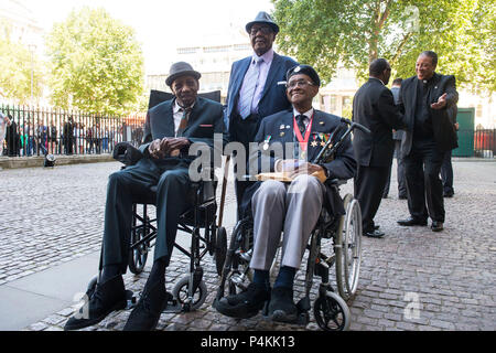 (De gauche à droite) Winston Whyte, John Richards et Allan Wilmot au service d'action de grâce à l'abbaye de Westminster, Londres pour marquer le 70e anniversaire, alors qu'environ 500 Caribéens ont rendu l'Empire Windrush à Tilbury Docks, Essex, à rejoindre l'effort de reconstruction de l'après-guerre, la Grande-Bretagne. Banque D'Images