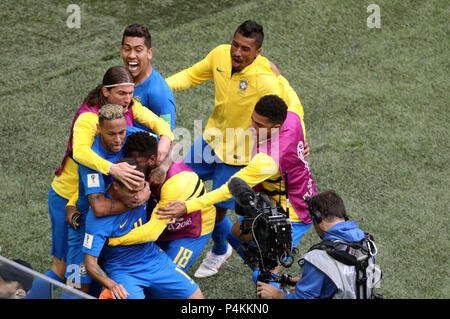 Philippe Coutinho du Brésil fête marquant son premier but de côtés du jeu avec l'équipe pendant la Coupe du Monde de football Groupe E match à Saint Pétersbourg, Russie. Stade Banque D'Images