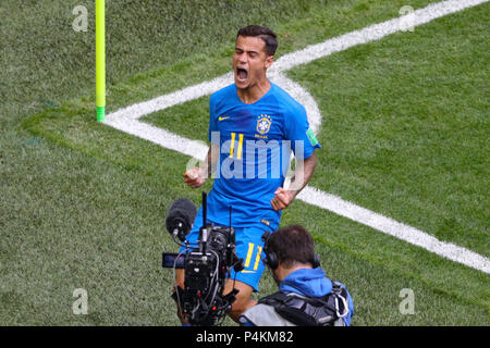 Philippe Coutinho du Brésil fête marquant son premier but de côtés du jeu pendant la Coupe du Monde de football Groupe E match à Saint Pétersbourg, Russie. Stade Banque D'Images