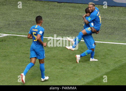 Neymar du Brésil fête marquant son premier but de côtés du jeu pendant la Coupe du Monde de football Groupe E match à Saint Pétersbourg, Russie. Stade ASSOCIATION DE PRESSE Photo. Photo date : vendredi 22 juin 2018. Voir histoire de PA WORLDCUP le Brésil. Crédit photo doit se lire : Owen Humphreys/PA Wire. RESTRICTIONS : un usage éditorial uniquement. Pas d'utilisation commerciale. Aucune utilisation avec tout tiers non officiels logos. Pas de manipulation d'images. Pas d'émulation vidéo Banque D'Images