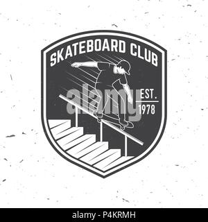 Club de planche à roulettes d'un insigne. Vector illustration. Sport extrême. Club de patinage d'emblèmes, signes et t-shirt design. Retro typographie design avec la planche et le texte. Illustration de Vecteur