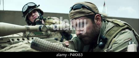 Titre original : AMERICAN SNIPER. Titre en anglais : AMERICAN SNIPER. Film Réalisateur : CLINT EASTWOOD. Année : 2014. Stars : BRADLEY COOPER. Credit : Warner Bros Pictures / Album Banque D'Images