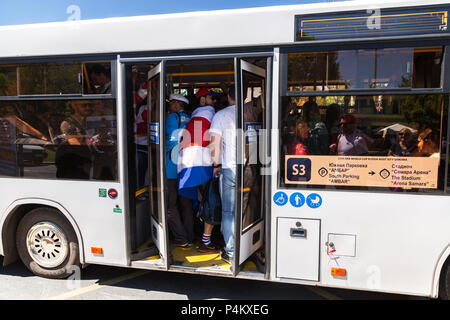 Samara, Russie - 17 juin 2018 : le service de navette de bus avec des fans de football on city street pendant la Coupe du Monde FIFA 2018 Banque D'Images