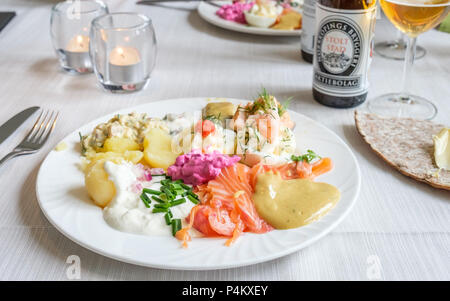 Plaque de milieu traditionnel suédois avec Hering et gravlax de saumon cru, séché, dans le sel, le sucre, et l'aneth. Banque D'Images