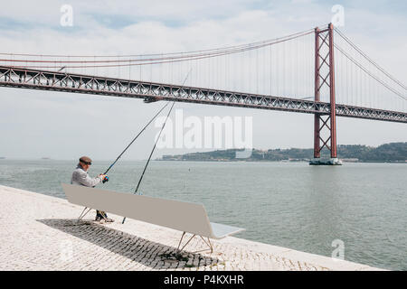 Lisbonne, juin 18, 2018 : un pêcheur local est la pêche au bord de l'eau, dans la région de Belem. La vie ordinaire et des loisirs de la ville de résidents locaux Banque D'Images