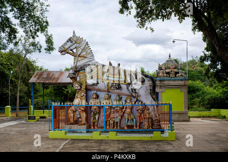 Des statues de divinités et cheval à un village temple dédié au dieu Ayyanar, Tamil Nadu, Inde. Banque D'Images