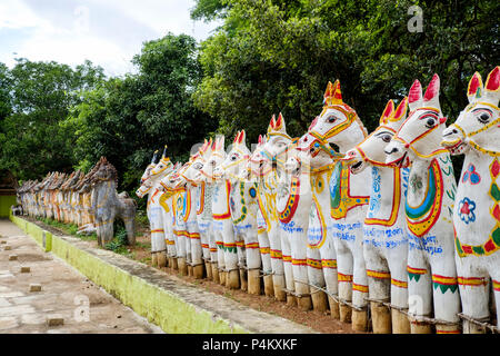 Cheval en terre cuite peinte de statues dans un village temple dédié à Dieu Ayyanar, Tamil Nadu, Inde. Banque D'Images