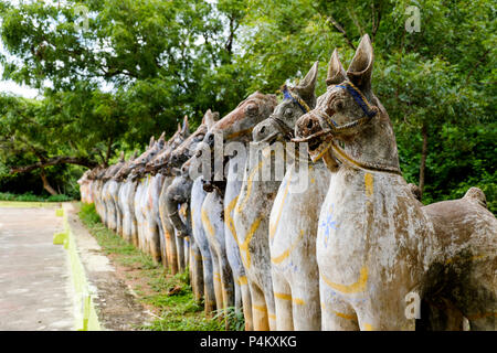 Cheval en terre cuite peinte de statues dans un village temple dédié à Dieu Ayyanar, Tamil Nadu, Inde. Banque D'Images