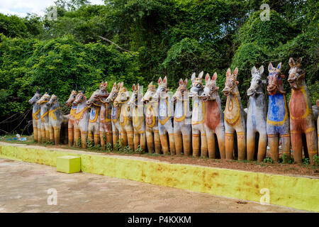 Cheval en terre cuite peinte de statues dans un village temple dédié à Dieu Ayyanar, Tamil Nadu, Inde. Banque D'Images