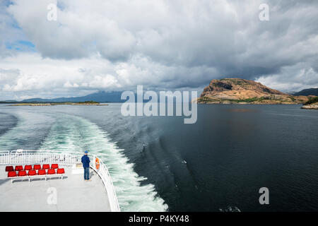 Un passager bénéficie de la vue depuis un ferry, la Norvège. Banque D'Images