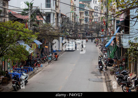 Hanoi, Vietnam - Mars 16, 2018 : La vie sur une route centrale à Hanoi Banque D'Images