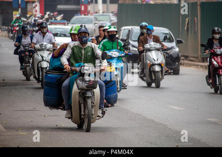 Hanoi, Vietnam - 16 mars 2018 : Les hommes de transporter des articles grand sur une moto Banque D'Images