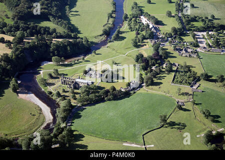 Vue aérienne de Bolton Abbey on il River Wharfe dans Wharfedale, Yorkshire du Nord Banque D'Images