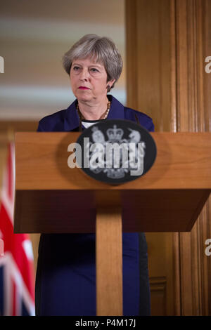 Theresa May, Premier Ministre du Royaume-Uni, photographiée au n° 10 Downing Street, au cours d'une visite de Jens Stoltenberg, le Secrétaire général de l'OTAN. Banque D'Images