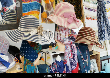 Chapeaux en vente au marché hebdomadaire local dimanche au Mans Banque D'Images