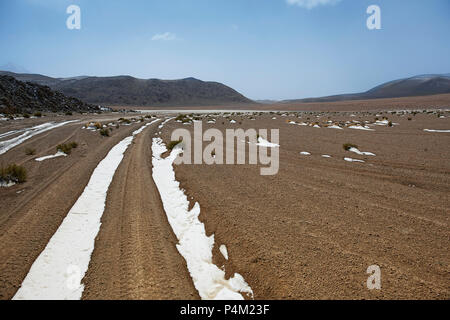 La piste couverte de neige dans la région de Farallon de Tara, Atacama Desert, Chile Banque D'Images