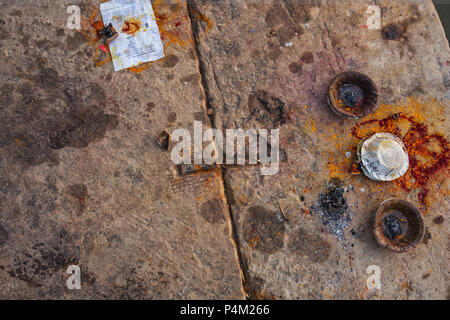 Escaliers pour les sacrifices et offrandes avec feuilles d'or en face de Dhamekh Stoupa s à Sarnath, Varanasi, Uttar Pradesh, Inde Banque D'Images