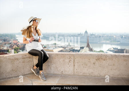 Femme voyageant à Budapest Banque D'Images