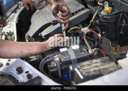 Mécanicien automobile réparation voiture. Focus sélectif. Banque D'Images
