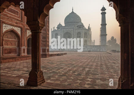 Taj Mahal juste après le lever du soleil. Il peut à peine être vu en raison de la forte pollution de l'air dans la région d'Agra Banque D'Images