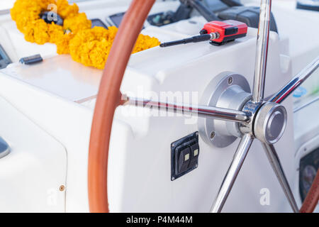 Yacht à voile à la moderne, les roues de direction locations de vacances concept yachts dans la mer, bateau de croisière d'été. Banque D'Images