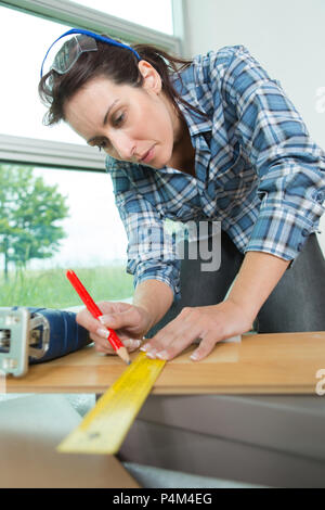 Female carpenter at work Banque D'Images