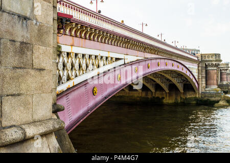 Une vue de Blackfriars Bridge le long de la rive sud de Londres. Banque D'Images