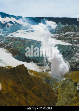 Fumerolle en cratère actif du volcan Mutnovsky au Kamchatka, Russie Banque D'Images