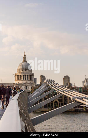 Londres. Juin 2018. Une vue d'une cathédrale St Paul de millenium bridge à Londres. Banque D'Images