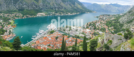 Vue panoramique vue aérienne de la baie de Kotor (Boka Kotorska) et la ville de Kotor, Monténégro Banque D'Images