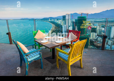 NHA TRANG, VIÊT NAM - Mars 14, 2018 : Skylight Nha Trang pont d'observation à Premier Havana Hotel à Nha Trang, Vietnam du Sud Banque D'Images