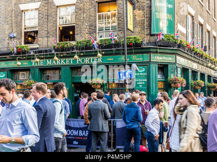 Londres. Juin 2018. Vue de personnes bénéficiant d'un verre dans le pub de porter le marché à Londres. Banque D'Images