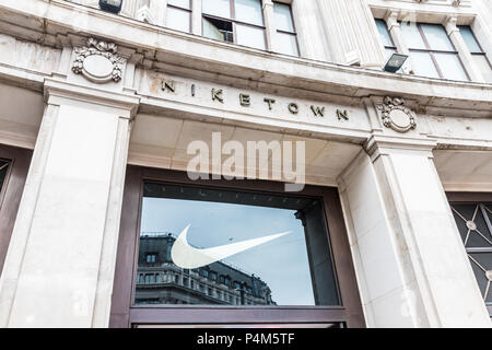 Londres. Juin 2018. Vue de l'enseigne au-dessus de la ville Nike flagship sur Oxford Circus à Londres. Banque D'Images