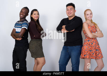 Professionnels divers multi ethnic friends smiling with arms cr Banque D'Images