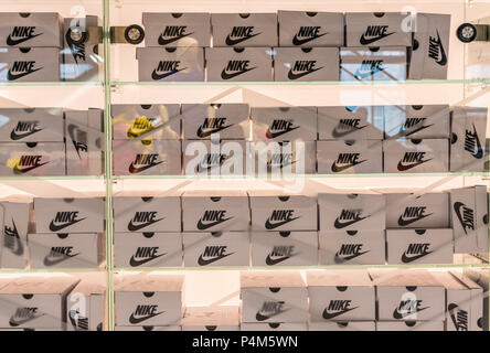 Londres. Juin 2018. Une vue de boîtes à chaussures dans le magasin Nike Town à Londres Banque D'Images