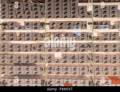 Londres. Juin 2018. Une vue de boîtes à chaussures dans le magasin Nike Town à Londres Banque D'Images