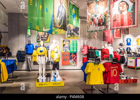 Londres. Juin 2018. Une vue sur le Brésil et l'Angleterre football kits dans le Nike Town flagship store à Londres. Banque D'Images