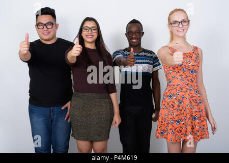 Studio shot of happy groupe diversifié d'amis multi ethnic smili Banque D'Images