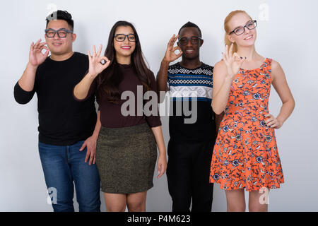 Studio shot of happy groupe diversifié d'amis multi ethnic smili Banque D'Images